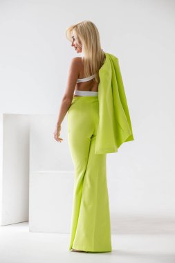 Beyaz Oda iç güzellik modelinin moda stüdyo portre. Yeşil casual elbise ve beyaz gömlek giymiş genç kadının güzellik atış