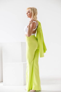 Beyaz Oda iç güzellik modelinin moda stüdyo portre. Yeşil casual elbise ve beyaz gömlek giymiş genç kadının güzellik atış