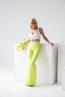 Beyaz Oda iç güzellik modelinin moda stüdyo portre. Yeşil casual elbise ve beyaz gömlek giymiş genç kadının güzellik atış