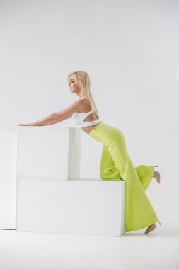 Beyaz Oda iç güzellik modelinin moda stüdyo portre. Yeşil casual elbise ve beyaz gömlek giymiş genç kadının güzellik atış