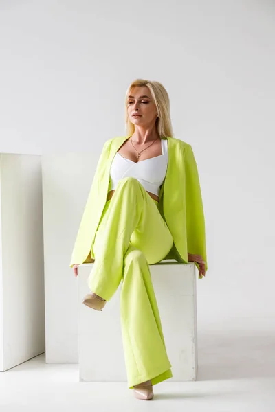 Beyaz Oda Güzellik Modelinin Moda Stüdyo Portre Yeşil Casual Elbise — Stok fotoğraf