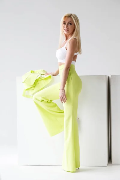 Modeatelier Porträt Der Schönheit Blondes Modell Weißem Raum Interieur Junge — Stockfoto