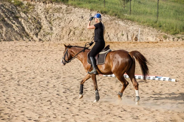 Foto Aire Libre Mujer Rubia Belleza Montar Caballo Durante Día — Foto de Stock