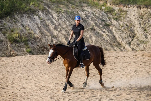 Foto Aire Libre Mujer Rubia Belleza Montar Caballo Durante Día — Foto de Stock