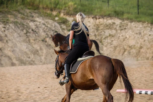 Foto Aire Libre Mujer Rubia Belleza Montar Caballo Durante Día — Foto de Stock