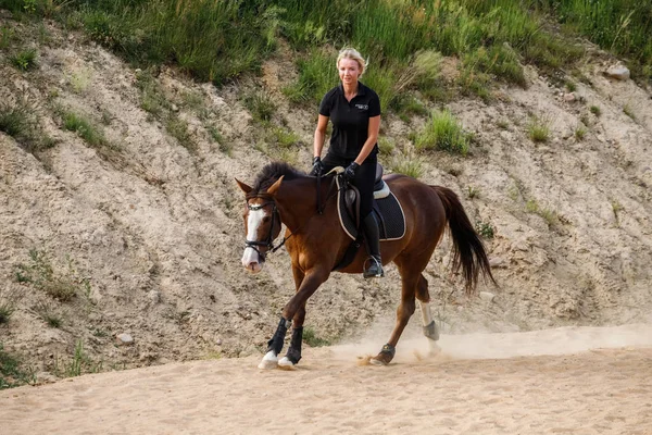 Foto Aire Libre Mujer Rubia Belleza Montar Caballo Durante Día — Foto de Stock