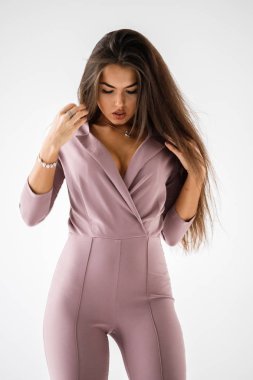 Güzel esmer kadın giyiyor rahat Mor elbise, beyaz stüdyo arka plan portresi