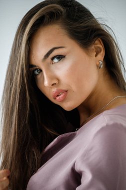 Beyaz stüdyo arka plan rahat mor elbiseler giymiş güzel esmer kadın portresi portre