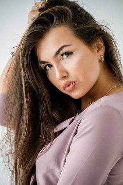 Beyaz stüdyo arka plan rahat mor elbiseler giymiş güzel esmer kadın portresi portre