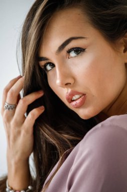 Beyaz stüdyo arka plan rahat mor elbiseler giymiş güzel esmer kadın portresi portre