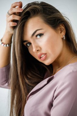 Beyaz stüdyo arka plan rahat mor elbiseler giymiş güzel esmer kadın portresi portre