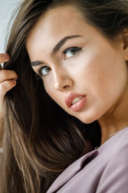 Beyaz stüdyo arka plan rahat mor elbiseler giymiş güzel esmer kadın portresi portre