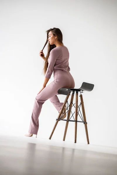 Retrato Bela Mulher Morena Vestindo Terno Roxo Casual Sentado Cadeira — Fotografia de Stock