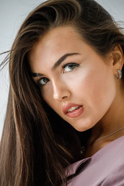 Beyaz stüdyo arka plan rahat mor elbiseler giymiş güzel esmer kadın portresi portre