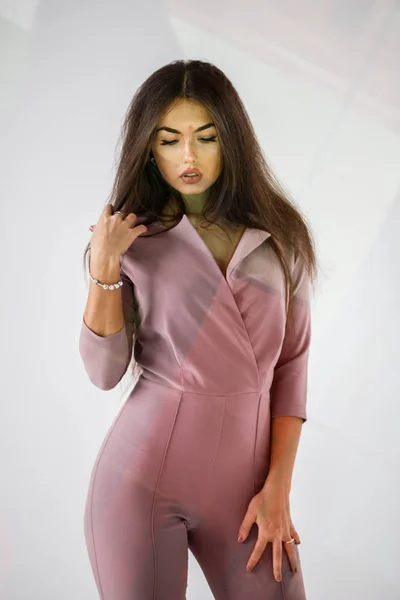 Ritratto Bella Donna Bruna Che Indossa Vestito Viola Casual Sfondo — Foto Stock