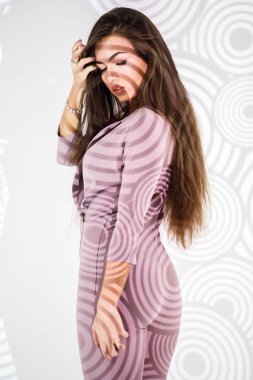 Güzel esmer kadın giyiyor rahat Mor elbise, beyaz stüdyo arka plan portresi