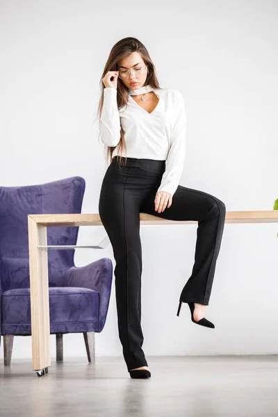 Retrato Estudio Una Joven Morena Con Camisa Blanca Pantalones Negros —  Fotos de Stock