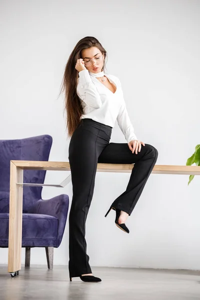 Retrato Estudio Una Joven Morena Con Camisa Blanca Pantalones Negros —  Fotos de Stock