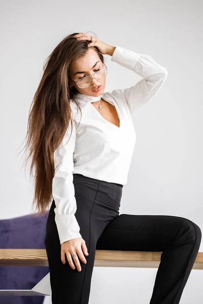Retrato Estudio Una Joven Morena Con Camisa Blanca Pantalones Negros —  Fotos de Stock