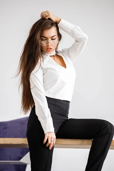 Retrato Estúdio Jovem Morena Camisa Branca Calças Pretas Mulher Negócios — Fotografia de Stock