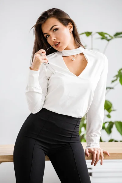 Stüdyo Portre Genç Esmer Kadının Beyaz Gömlek Siyah Pantolon Ofis — Stok fotoğraf
