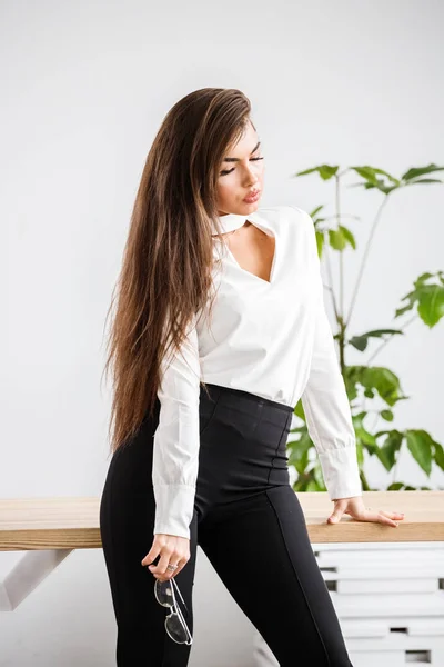 Retrato Estúdio Jovem Morena Camisa Branca Calças Pretas Mulher Negócios — Fotografia de Stock