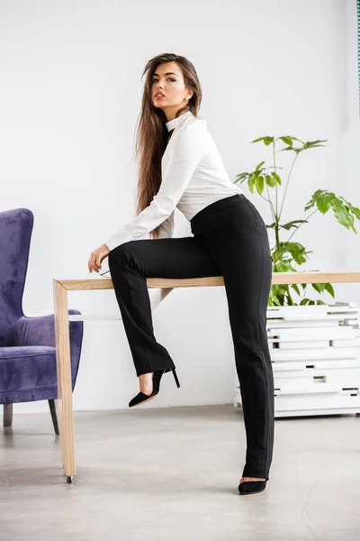 Retrato Estudio Una Joven Morena Con Camisa Blanca Pantalones Negros —  Fotos de Stock