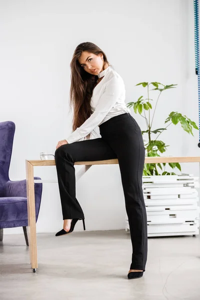 Retrato Estudio Una Joven Morena Con Camisa Blanca Pantalones Negros —  Fotos de Stock