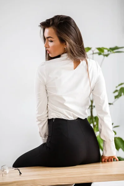 Studio Ritratto Giovane Donna Bruna Camicia Bianca Pantaloni Neri Donna — Foto Stock