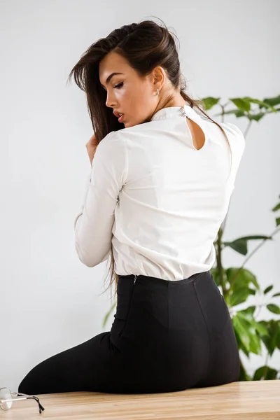 Studio Ritratto Giovane Donna Bruna Camicia Bianca Pantaloni Neri Donna — Foto Stock