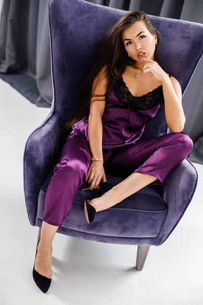 Студійний Портрет Молодої Брюнетки Фіолетовій Піжамі Красуня Жінка Сидить Фіолетовому — стокове фото