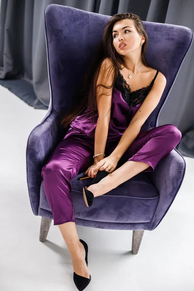 Retrato Estudio Una Joven Morena Pijama Morado Mujer Belleza Sentada — Foto de Stock