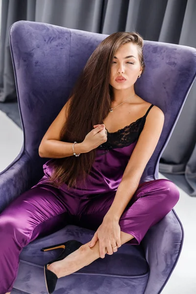 Retrato Estudio Una Joven Morena Pijama Morado Mujer Belleza Sentada — Foto de Stock