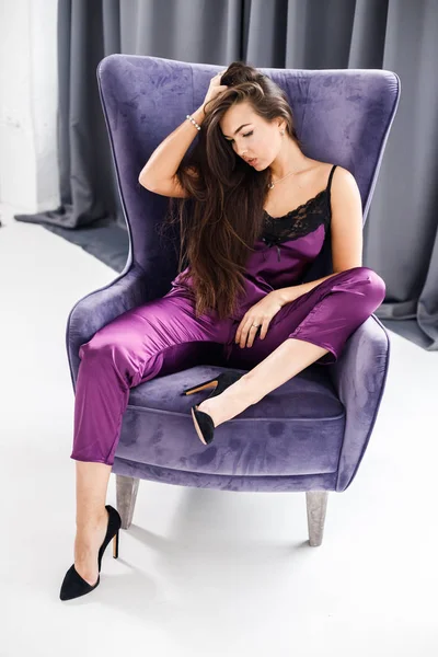 Studiový Portrét Mladé Ženy Bruneta Purple Pyžamo Krása Žena Sedí — Stock fotografie