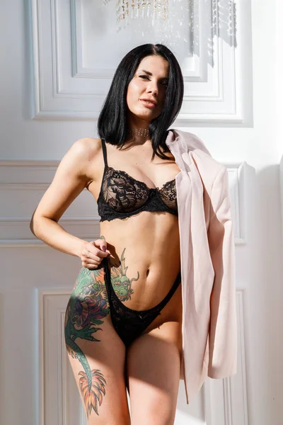 Estúdio Moda Tiro Mulher Morena Beleza Com Tatuagem Corpo Modelo — Fotografia de Stock