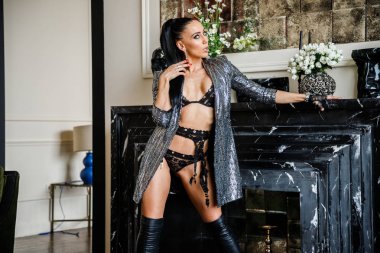 Esmer kadın lüks iç ayakta Modern giyimleri şık stüdyo portresi