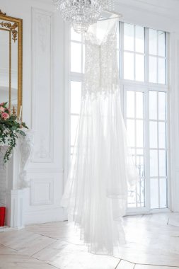 Güzel beyaz elbise beyaz iç karşı asılı