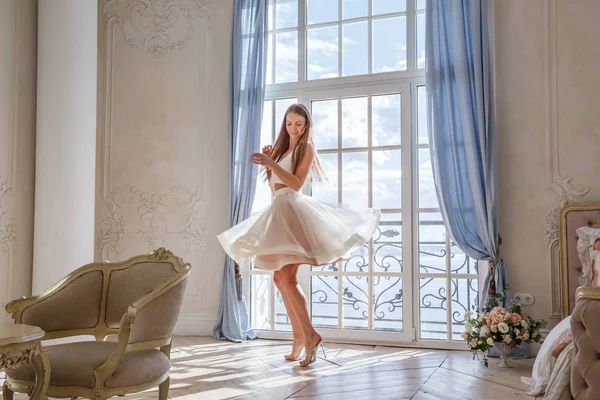Güzel Sarışın Kadın Beyaz Arka Plan Ayakta Beyaz Elbise Moda — Stok fotoğraf