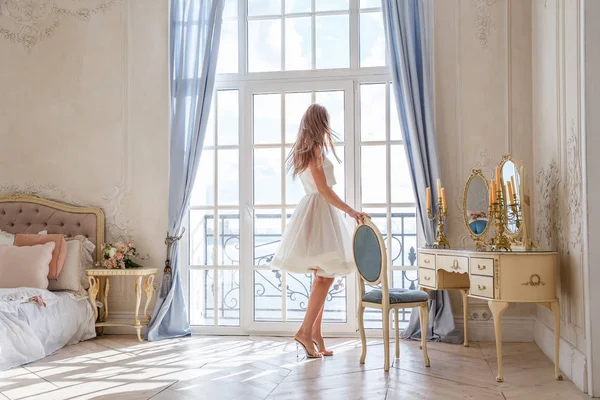 Moda Tiro Mulher Loira Bonita Vestido Branco Encostado Cadeira Contra — Fotografia de Stock