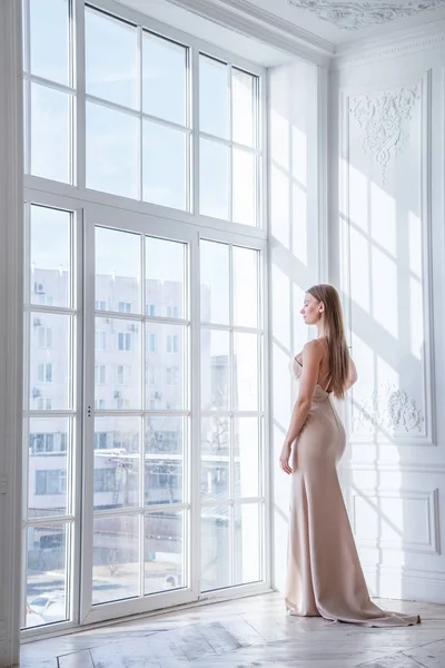 Moda Tiro Mulher Loira Bonita Vestido Bege Contra Fundo Interior — Fotografia de Stock