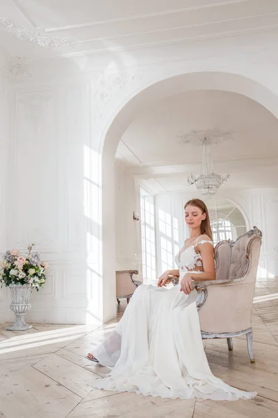 Foto Moda Hermosa Mujer Rubia Vestido Blanco Sentado Sillón Contra — Foto de Stock