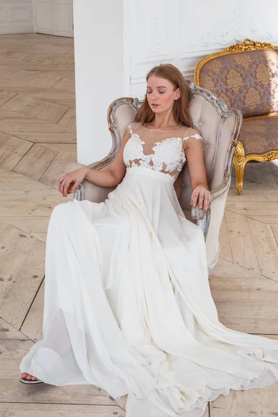 Foto Moda Hermosa Mujer Rubia Vestido Blanco Sentado Sillón Contra — Foto de Stock