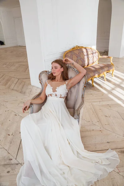 Foto Moda Hermosa Mujer Rubia Vestido Blanco Sentado Sillón Contra —  Fotos de Stock