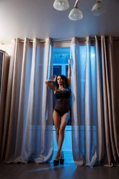 夜間ホテル インテリアに黒のランジェリーでセクシーなブルネットの女性のショット — ストック写真