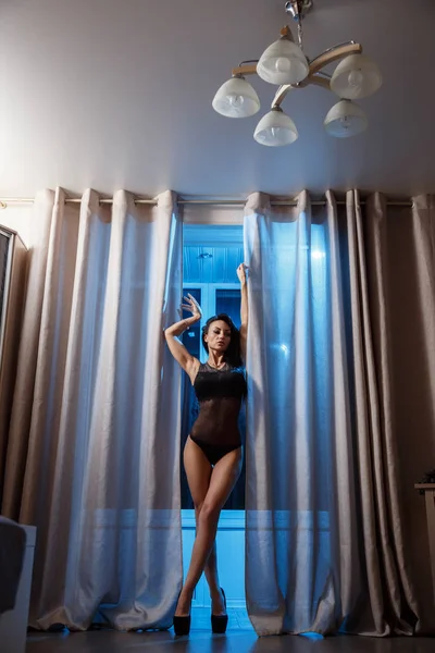 Prise Vue Femme Brune Sexy Lingerie Noire Debout Intérieur Hôtel — Photo