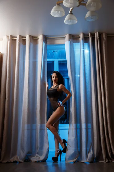 Strzał Sexy Brunetka Kobieta Czarnej Bieliźnie Stojący Wnętrza Hotelu Nocy — Zdjęcie stockowe