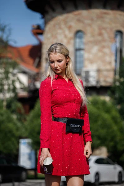 Outdoor Fashion Portret Van Mooie Blonde Vrouw Rode Jurk Bedrijf — Stockfoto