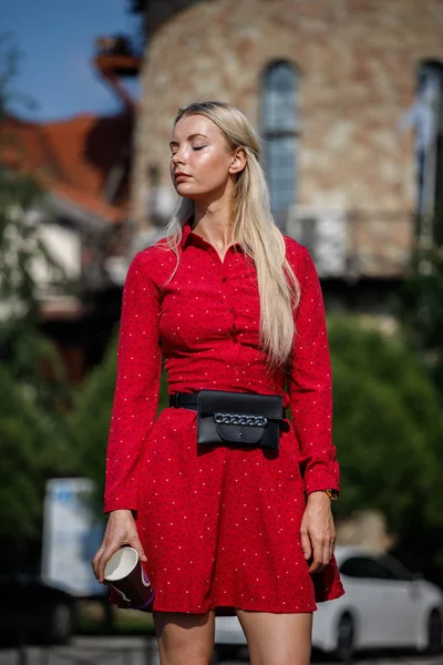 Retrato Moda Livre Mulher Loira Bonita Vestido Vermelho Segurando Xícara — Fotografia de Stock