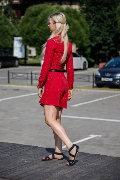 Portrait Mode Plein Air Belle Femme Blonde Robe Rouge Debout — Photo