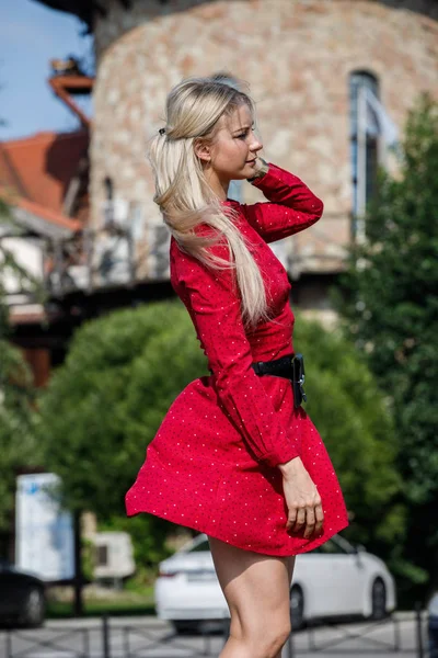 Портрет Красивой Блондинки Красном Платье Стоящей Днем Городской Улице — стоковое фото